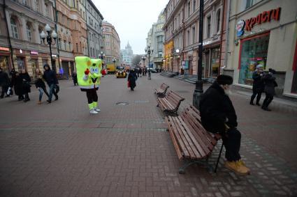 Москва.  Ростовая кукла в костюме Спанч Боба на Старом Арбате.