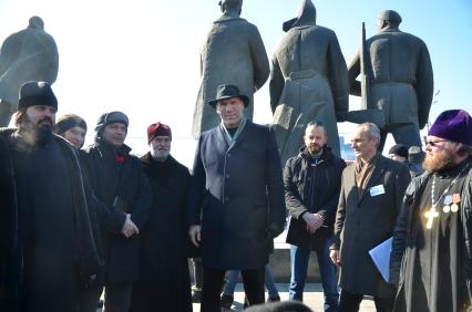 Новосибирск. Депутат Госдумы РФ Николай Валуев (в центре) и представители РПЦ во время участия в митинге против оскорбления чувств верующих и за запрет показа постановки оперы `Тангейзер`.