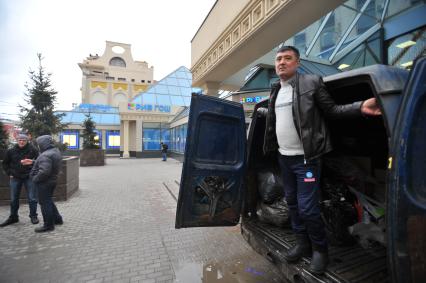 Москва.   Торговый центр `Пирамида`, подлежащий демонтажу,   на Тверской улице. Рабочие выносят имущество.