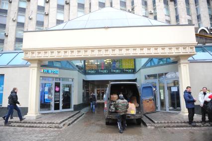 Москва.   Торговый центр `Пирамида`, подлежащий демонтажу,   на Тверской улице. Рабочие выносят имущество.
