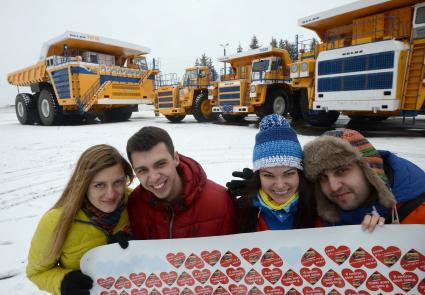 Белоруссия, Жодино. В День святого Валентина 25 пар получили возможность прокатиться на карьерном самосвале `БелАЗ`.