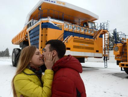 Белоруссия, Жодино. В День святого Валентина 25 пар получили возможность прокатиться на карьерном самосвале `БелАЗ`.