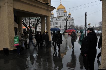 Москва.  Прохожие у станции метро `Кропоткинская` во время дождя.