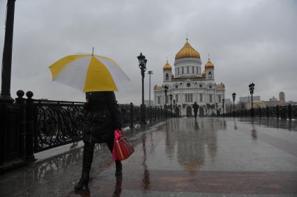 Москва.  Прохожие идут по  Патриаршему мосту  во время дождя.