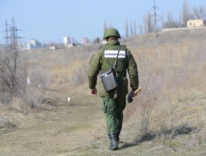 Волгоград. Сапер специальной мобильной группы разминирования отдельной бригады инженерных войск ЮВО с защитном костюме `Сокол` во время работ по поиску снарядов и мин времен Сталинградской битвы на территории `Мамаева кургана`.