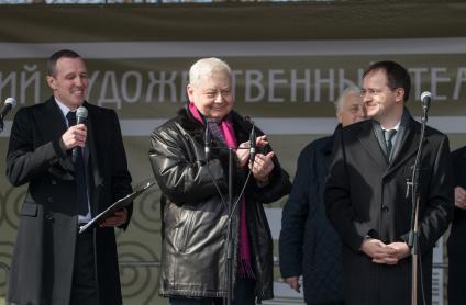 Москва. Слева направо: телеведущий Игорь Верник, художественный руководитель Московского художественного театра (МХТ) имени А.П.Чехова Олег Табаков и министр культуры РФ Владимир Мединский на церемонии закладки капсулы в честь начала строительства филиала МХТ им.Чехова на пересечении проспекта Андропова с Нагатинской улицей.