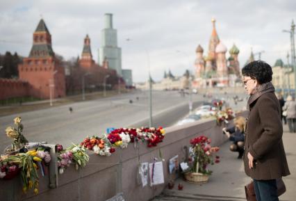 Москва. Люди приносят цветы к месту убийства политика Бориса Немцова, застреленного 27 февраля 2015 года на Большой Москворецкий мосту.