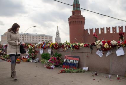 Москва. Люди приносят цветы к месту убийства политика Бориса Немцова, застреленного 27 февраля 2015 года на Большой Москворецкий мосту.