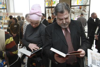 Барнаул. Люди изучают книги в магазине.