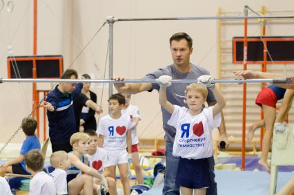 Самара. Олимпийский чемпион, гимнаст Алексей Немов во время мастер-класса для юных спортсменов.