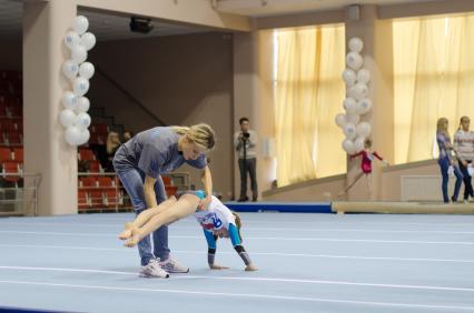 Самара. Олимпийская чемпионка, гимнастка Елена Замолодчикова во время мастер-класса для юных спортсменов.