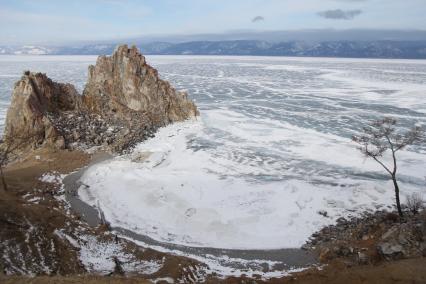 Иркутская область. Озеро Байкал. Шаман-скала на острове Ольхон.