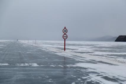 Иркутская область. Озеро Байкал. Ледовая переправа.