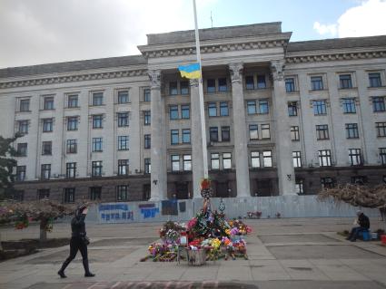 Украина. Одесса. Цветы у Дома Профсоюзов, где 2 мая 2014 года противостояние между противниками и сторонниками Евромайдана закончилось трагедией. Активисты `Правого сектора` загнали сторонников федерализации Украины, а затем подожгли здание. Погибли 42 человека и более 200 пострадали.