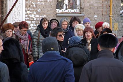 Уфа. Церемония прощания с Флоридой Хакиевной Рамазановой, мамой певицы Земфиры Рамазановой (в центре), скончавшийся в минувшие выходные.