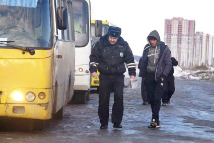 Екатеринбург. Сотрудник полиции проверяет исправность автобуса в присутствии водителя во время совместного рейда ГИБДД и Ространснадзора по выявлению нарушений ПДД и неисправных автобусов.