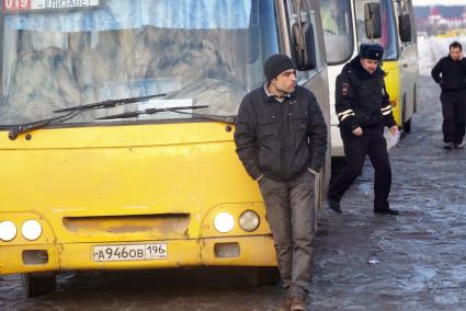 Екатеринбург. Водитель маршрутки возле своего автобуса во время совместного рейда ГИБДД и Ространснадзора по выявлению нарушений ПДД и неисправных автобусов.