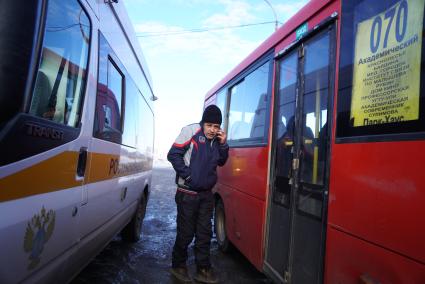 Екатеринбург. Водитель маршрутки в ожидании выписки штрафа во время совместного рейда ГИБДД и Ространснадзора по выявлению нарушений ПДД и неисправных автобусов.