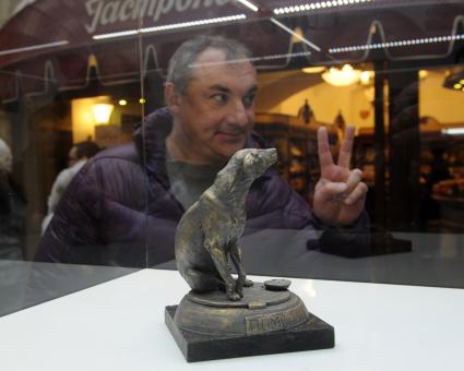 Москва. Музыкант Николай Фоменко на выставке макетов памятника бездомным животным при поддержке благотворительного фонда `Дарящие надежду` в ГУМе.