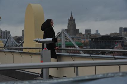 Москва. Смотровая площадка на крыше главного входа Парка Горького с видом на улицу Крымский вал и Выставочный зал союза художников России.