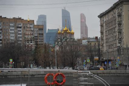 Москва. Храм Святителя Николая в Хамовниках с видом на деловой центр Москва-Сити с Фрунзенской набережной.