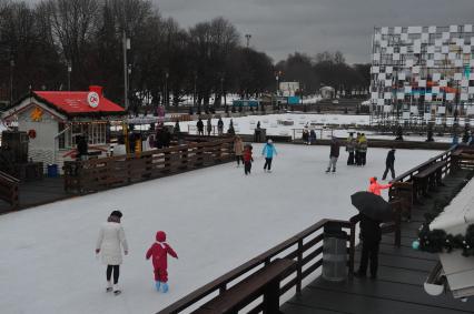 Москва.  Каток в Парке Горького на одной из аллей.