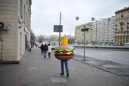 Москва.  Ростовая кукла, рекламирующая гамбургер на улице Крымский Вал.