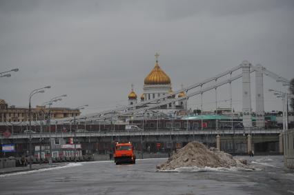 Москва.   Вид на Крымский мост и Храм Христа Спасителя со стороны Парка Горького.