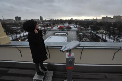 Москва. Смотровая площадка на крыше главного входа Парка Горького с видом на улицу Крымский вал и Выставочный зал союза художников России.