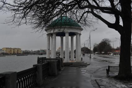 Москва.  Ротонда на набережной Москвы реки в Парке Горького на одной из аллей.