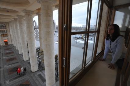 Москва.  Вид на колоннаду главного входа Парка Горького из помещения музея.
