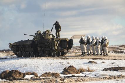 Московская область, г. Наро-Фоминск. 4-я гвардейская танковая Кантемировская дивизия.  Военнослужащие у БМП-2 во время учений.