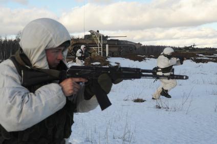 Московская область, г. Наро-Фоминск. 4-я гвардейская танковая Кантемировская дивизия.  Военнослужащие  во время учений.