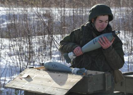 Московская область, г. Наро-Фоминск. 4-я гвардейская танковая Кантемировская дивизия. Военнослужащий с миной в руках во время учений.