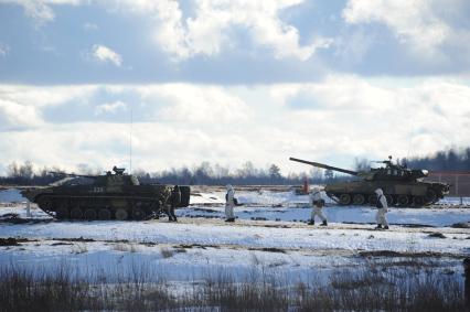 Московская область, г. Наро-Фоминск. 4-я гвардейская танковая Кантемировская дивизия. БМП- 2 (слева) и танк Т-80 во время учений.