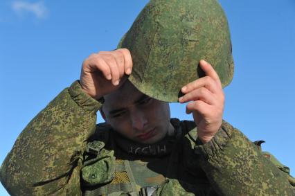 Московская область, г. Наро-Фоминск. 4-я гвардейская танковая Кантемировская дивизия. Военнослужащий во время учений.