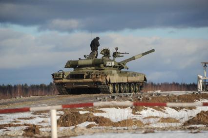 Московская область, г. Наро-Фоминск. 4-я гвардейская танковая Кантемировская дивизия. Танк Т-80 во время учений.