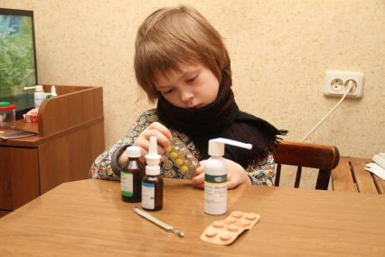Нижний Новгород. Мальчик с лекарствами.