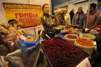 Москва. Торговля белорусскими товарами на ярмарке в парке Сокольники.