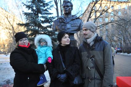 Москва. Внучка полководца Великой Отечественной войны, дважды Героя Советского Союза Ивана Черняховского Анастасия Орлова, правнук Вадим и правнучка Неонила (слева) с праправнучкой Настенькой на церемонии открытия бюста И.Черняховскому на одноименной улице.