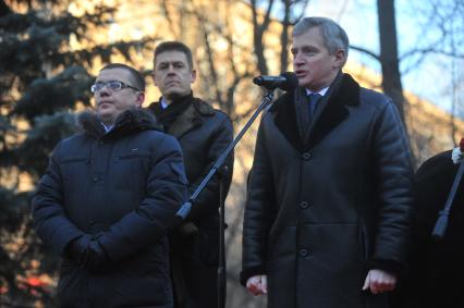 Москва. Слева направо: председатель Московской городской думы Алексей Шапошников, заместитель министра культуры Владимир Аристархов и руководитель департамента культурного наследия Москвы Александр Кибовский во время церемонии открытия бюста генералу-армии, дважды Герою Советского Союза Ивану Черняховскому на одноименной улице.