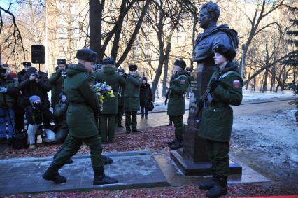 Москва. Церемония возложения цветов и почетный караул у бюста генералу-армии, дважды Герою Советского Союза Ивану Черняховскому на одноименной улице.