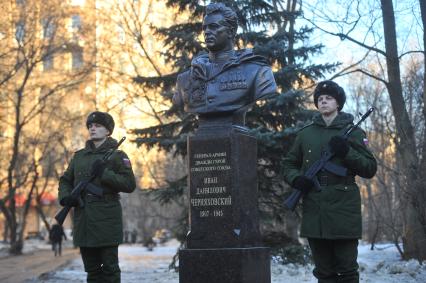 Москва. Церемония возложения цветов и почетный караул у бюста генералу-армии, дважды Герою Советского Союза Ивану Черняховскому на одноименной улице.