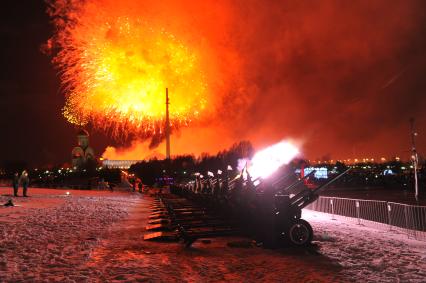 Москва.   Запуск праздничного салюта в честь Дня защитника Отечества на Поклонной горе.