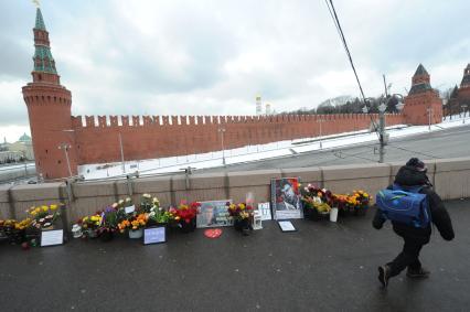 Москва.  Цветы на месте гибели политика Бориса Немцова на Большом Москворецком мосту .Борис Немцов был застрелен в ночь на 28 февраля 2015 года.