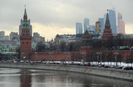 Москва.  Вид на башни Кремля и Московский международный деловой центр (ММДЦ) `Москва-Сити`  с Большого Москворецкого моста.