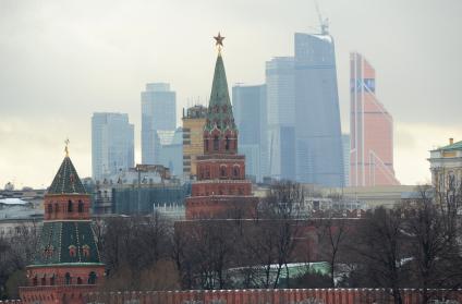 Москва.  Вид на башни Кремля и Московский международный деловой центр (ММДЦ) `Москва-Сити`  с Большого Москворецкого моста.