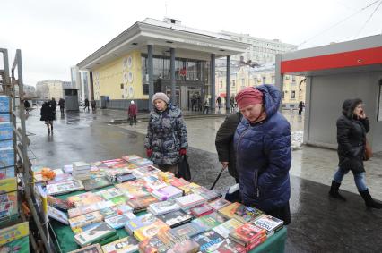 Москва.    Продажа книг на месте снесенных торговых павильонов, признанных самостроем, у станции метро `Чистые пруды`.