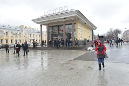 Москва.  После сноса торговых павильонов, признанных самостроем, у станции метро `Чистые пруды`.