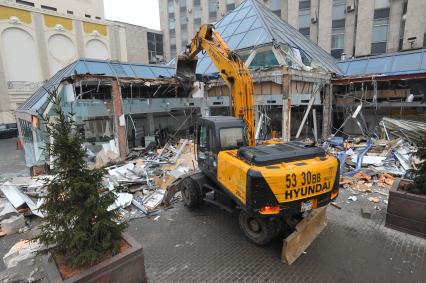 Москва.  Снос торгового центра `Пирамида`, признанного объектом самовольного строительства,  на Тверской улице.